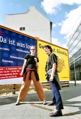 Image: /gfx/2000/08/berlin.muur.koper.jpg 