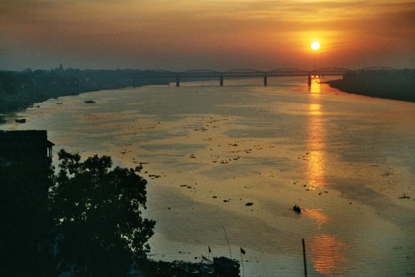 Image: /gfx/2003/2003Week28/India02.06_imm018.Varanasi.jpg 