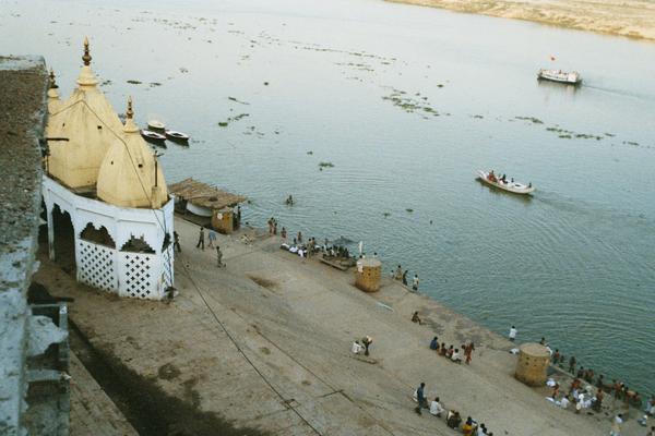 Image: /gfx/2003/2003Week28/India02.13_imm011.Varanasi.jpg 