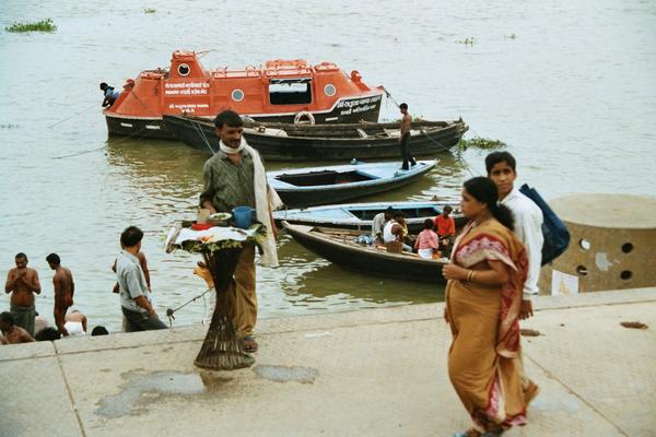 Image: /gfx/2003/2003Week28/India02.21_imm003.Varanasi.jpg 