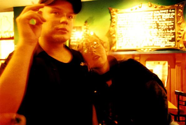 Image: /gfx/2000/07/tijn.sylvia.peer.jpg 